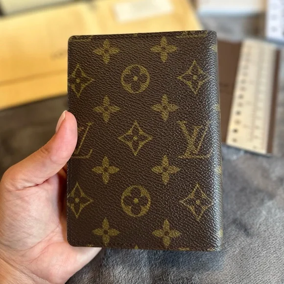 AUTHENTIC Louis Vuitton small ring agenda - Picture 3 of 11